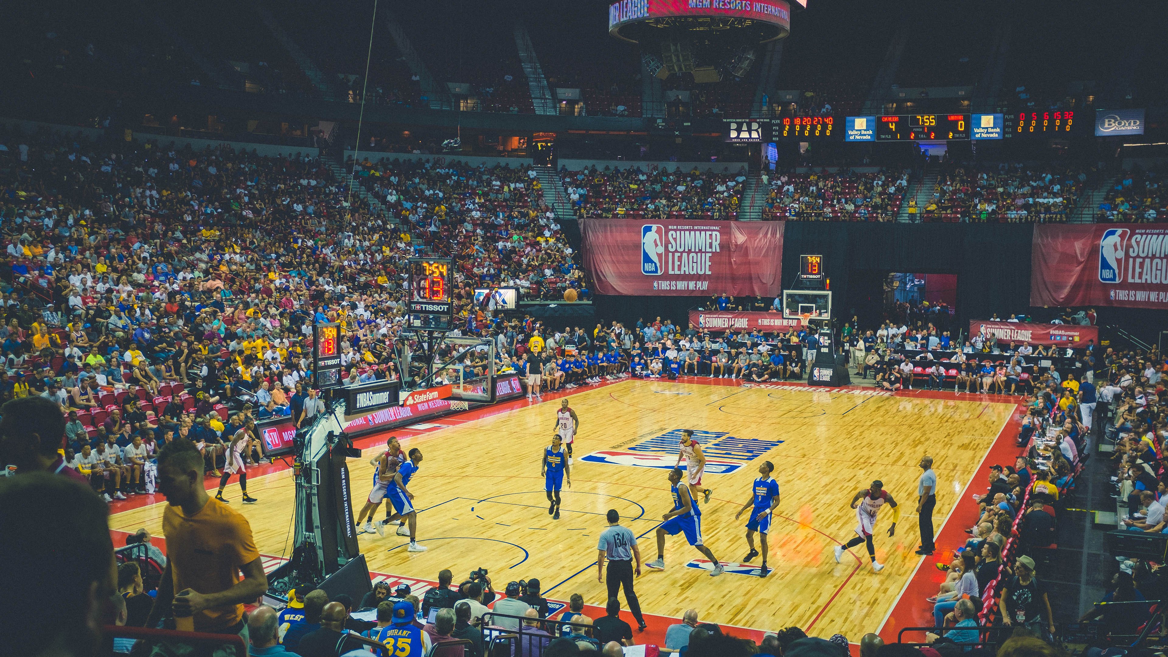 开云平台-孙兴慜关键时刻站出来，巴萨鏖战AC米兰，绿茵场上的东方破晓与红蓝意志